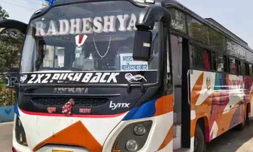 बस में महिला की सोने की चैन चोरी, कंडक्टर ने बस सीधे थाने पहुंचाई बस में महिला की सोने की चैन चोरी, कंडक्टर ने बस सीधे थाने पहुंचाई