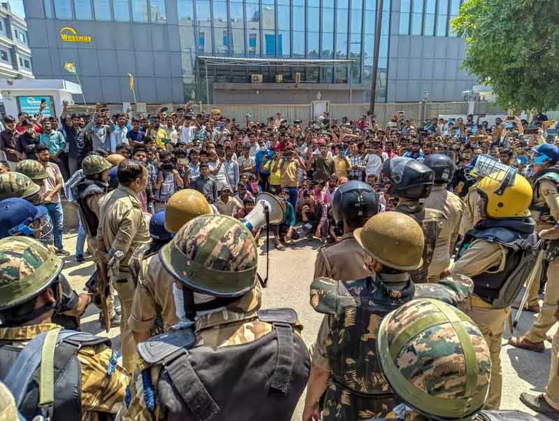 Noida में विरोध प्रदर्शन में फंसा रिपोर्टर, 4 घंटे की मुश्किल Noida में विरोध प्रदर्शन में फंसा रिपोर्टर, 4 घंटे की मुश्किल