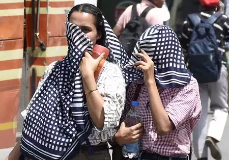 केरल में भीषण गर्मी, 12 जिलों में मौसम संबंधी चेतावनी जारी केरल में भीषण गर्मी, 12 जिलों में मौसम संबंधी चेतावनी जारी