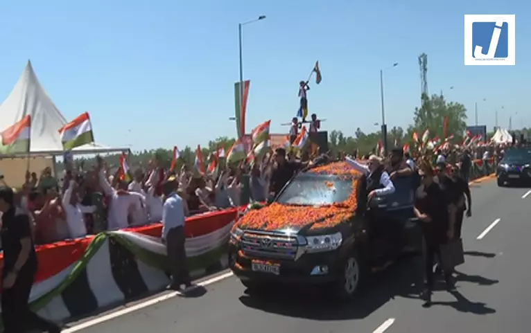 प्रधानमंत्री मोदी का सहारनपुर में रोड शो, सड़क किनारे हाथों में तिरंगा थामे लोगों ने किया स्वागत प्रधानमंत्री मोदी का सहारनपुर में रोड शो, सड़क किनारे हाथों में तिरंगा थामे लोगों ने किया स्वागत