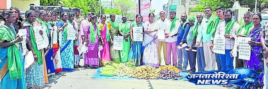 Karnataka : किसानों ने सड़क पर सब्जियां रखकर विरोध प्रदर्शन किया Karnataka : किसानों ने सड़क पर सब्जियां रखकर विरोध प्रदर्शन किया