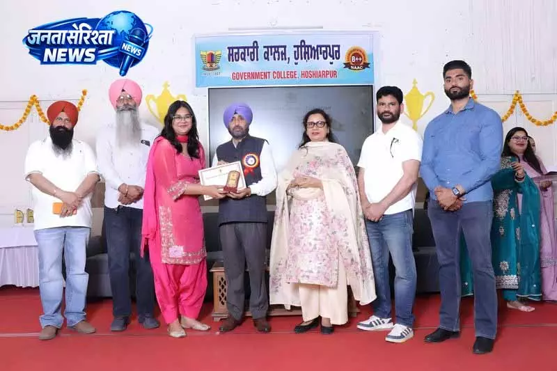 Hoshiarpur: पढ़ाई और खेल में उत्कृष्ट छात्रों को मिला सम्मान Hoshiarpur: पढ़ाई और खेल में उत्कृष्ट छात्रों को मिला सम्मान