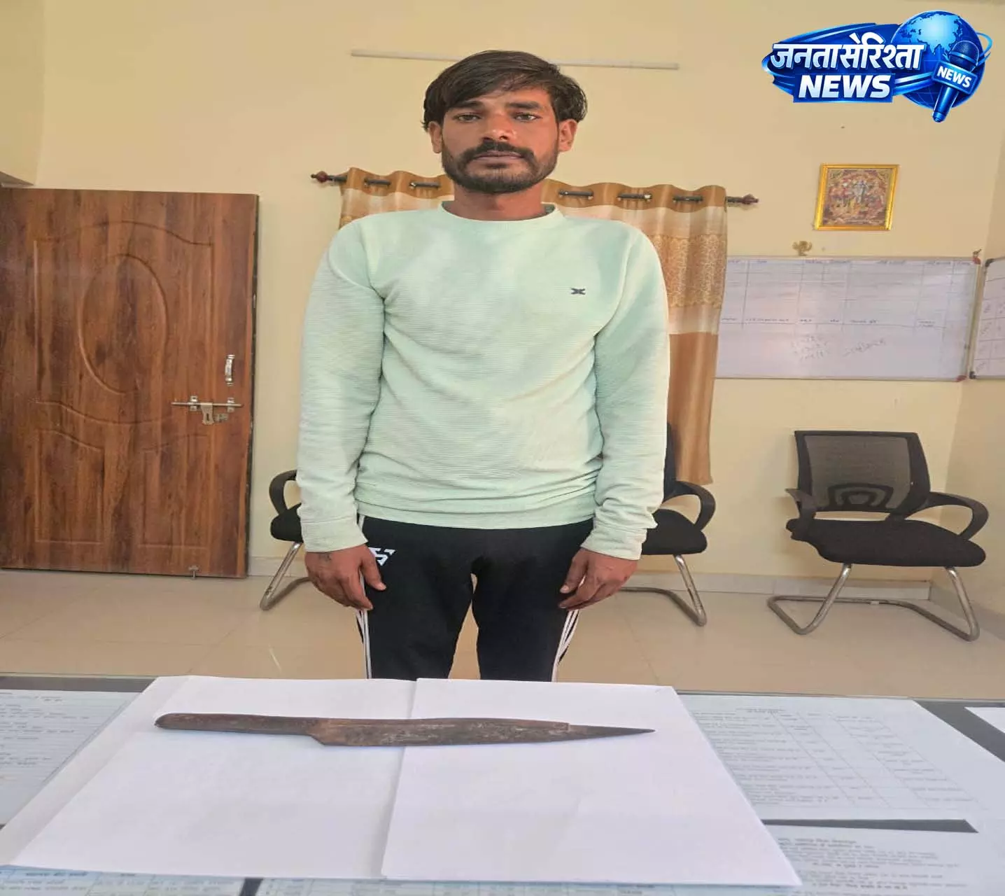 शादी समारोह में चाकू लहराकर धमकाने वाला बदमाश गिरफ्तार शादी समारोह में चाकू लहराकर धमकाने वाला बदमाश गिरफ्तार