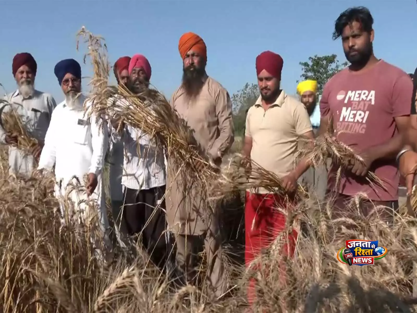 Punjab के किसान उत्साह के साथ बैसाखी मना रहे हैं और गेहूं की कटाई कर रहे Punjab के किसान उत्साह के साथ बैसाखी मना रहे हैं और गेहूं की कटाई कर रहे