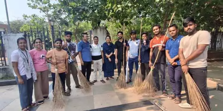 Bhubaneswar उत्कल यूनिवर्सिटी ने सफाई अभियान चलाकर अंबेडकर जयंती मनाई Bhubaneswar उत्कल यूनिवर्सिटी ने सफाई अभियान चलाकर अंबेडकर जयंती मनाई
