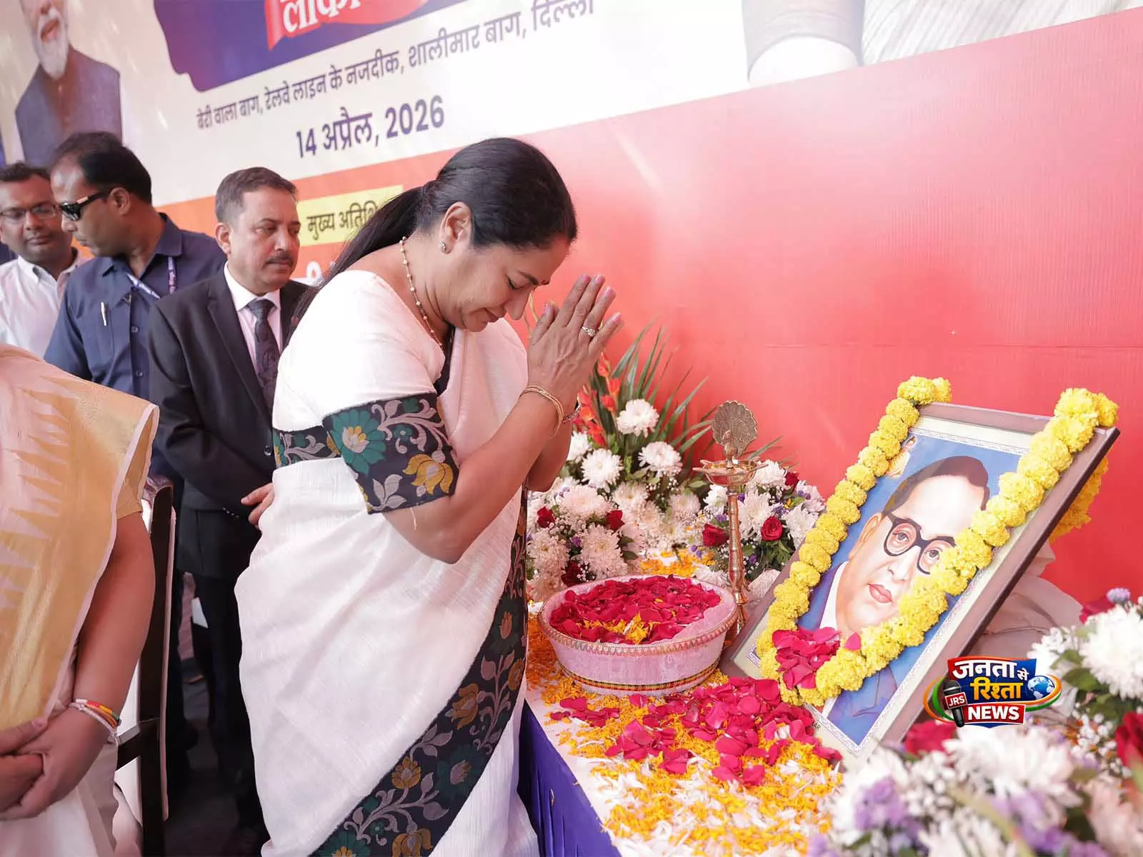 दिल्ली के मुख्यमंत्री ने बी.आर. अंबेडकर को श्रद्धांजलि दी, शालीमार बाग में वॉटर ATM का किया उद्घाटन दिल्ली के मुख्यमंत्री ने बी.आर. अंबेडकर को श्रद्धांजलि दी, शालीमार बाग में वॉटर ATM का किया उद्घाटन
