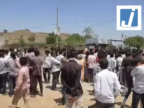 बॉयफ्रेंड के साथ मिलकर पति को तलवार से टुकड़ों में काटा, JCB से जमीन में दफनाया, पत्नी के खूनी इश्क का हुआ खुलासा बॉयफ्रेंड के साथ मिलकर पति को तलवार से टुकड़ों में काटा, JCB से जमीन में दफनाया, पत्नी के खूनी इश्क का हुआ खुलासा