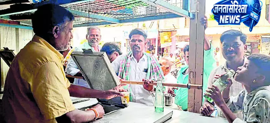 Kurugod : चिलचिलाती गर्मी से परेशान लोग Kurugod : चिलचिलाती गर्मी से परेशान लोग