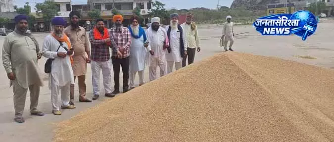 Amritsar: मंडी में लंबी कतारों से बढ़ी किसानों की मुश्किलें Amritsar: मंडी में लंबी कतारों से बढ़ी किसानों की मुश्किलें