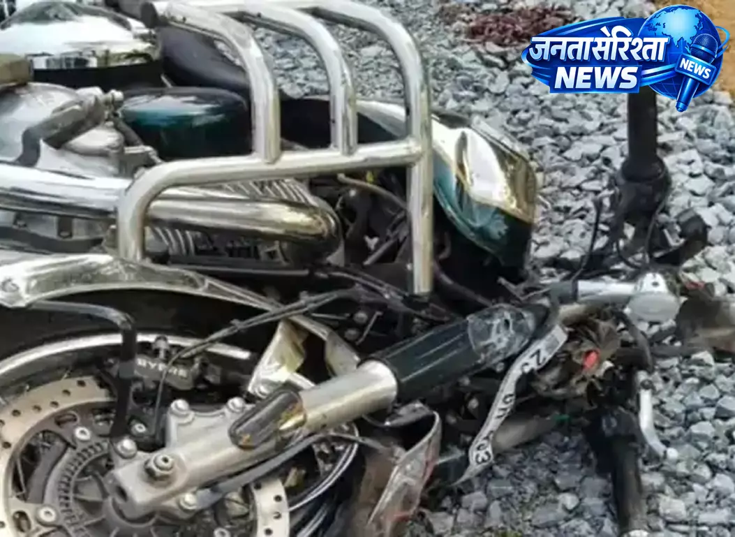 तेज रफ्तार मिनी ट्रक की टक्कर से बुलेट सवार युवक की दर्दनाक मौत तेज रफ्तार मिनी ट्रक की टक्कर से बुलेट सवार युवक की दर्दनाक मौत
