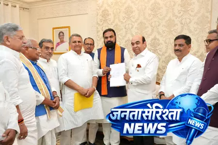 एनडीए के नेताओं के साथ लोक भवन पहुंचे सम्राट, सरकार बनाने का पेश किया दावा एनडीए के नेताओं के साथ लोक भवन पहुंचे सम्राट, सरकार बनाने का पेश किया दावा