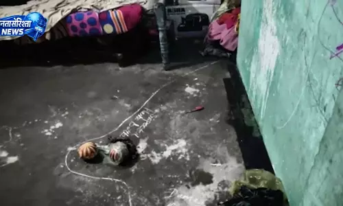 दुल्हन पर तेजाब फेंका, युवती को पुलिस ने लिया हिरासत में दुल्हन पर तेजाब फेंका, युवती को पुलिस ने लिया हिरासत में