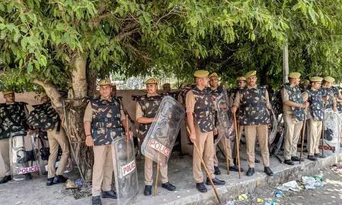 Noida में विरोध प्रदर्शन के दौरान 300 से ज़्यादा लोग गिरफ़्तार, 7 FIR दर्ज Noida में विरोध प्रदर्शन के दौरान 300 से ज़्यादा लोग गिरफ़्तार, 7 FIR दर्ज