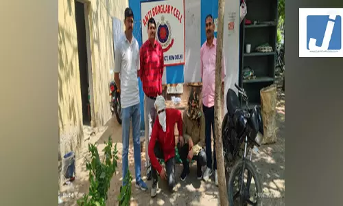 ज्वेलरी शॉप से अंगूठी चोरी करने वाले दो आरोपी गिरफ्तार, फेसबुक से बने थे दोस्त ज्वेलरी शॉप से अंगूठी चोरी करने वाले दो आरोपी गिरफ्तार, फेसबुक से बने थे दोस्त