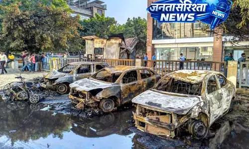 Noida में फिर से हिंसा भड़की; यूपी सरकार ने सुरक्षा कड़ी कर दी Noida में फिर से हिंसा भड़की; यूपी सरकार ने सुरक्षा कड़ी कर दी