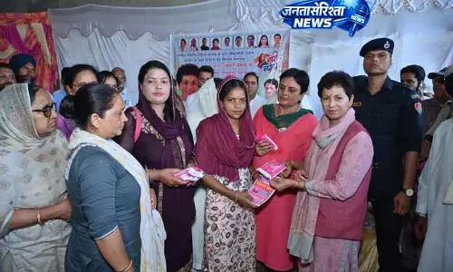 Sirsa में प्रियदर्शिनी उड़ान योजना के तहत सैनिटरी पैड का वितरण