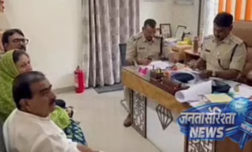 कांग्रेस मध्य प्रदेश में सांप्रदायिक माहौल खराब करने की कोशिश कर रही है: CM कांग्रेस मध्य प्रदेश में सांप्रदायिक माहौल खराब करने की कोशिश कर रही है: CM