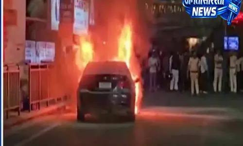 Hyderabad: बेगमपेट में चलती BMW कार में आग लग गई