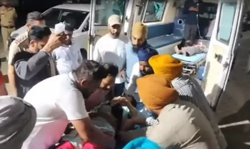 श्रद्धालुओं से भरी बस पलटी, 6 की मौत, कई लोग घायल