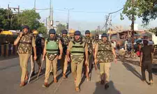 गौतमबुद्धनगर में पुलिस का फ्लैग मार्च, संवेदनशील इलाकों में बढ़ाई गई सतर्कता गौतमबुद्धनगर में पुलिस का फ्लैग मार्च, संवेदनशील इलाकों में बढ़ाई गई सतर्कता