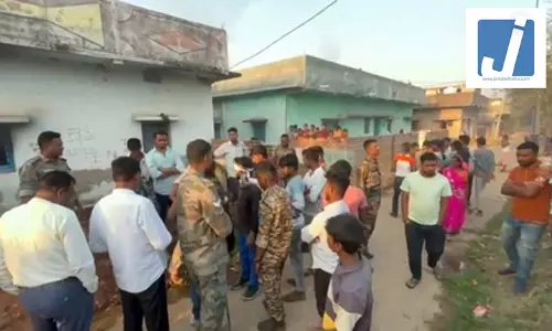 विवाहिता की संदिग्ध मौत के बाद बवाल, आक्रोशित मायके वालों ने ससुराल में लगाई आग विवाहिता की संदिग्ध मौत के बाद बवाल, आक्रोशित मायके वालों ने ससुराल में लगाई आग
