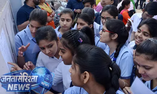 Bhopal की कॉमर्स स्टूडेंट्स खुशी राय और चांदनी विश्वकर्मा ने 98.8% के साथ टॉप किया