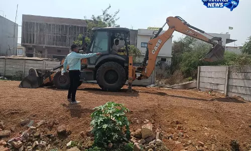 मोती नगर प्रगति विहार कमल विहार में डेढ़ एकड़ की अवैध प्लाटिंग पर चला बुलडोजर