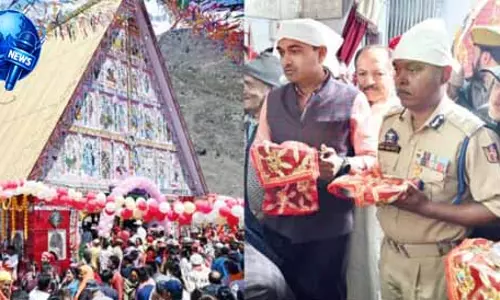 Jammu में वरिष्ठ अधिकारियों ने मंदिर में की पूजा-अर्चना Jammu में वरिष्ठ अधिकारियों ने मंदिर में की पूजा-अर्चना