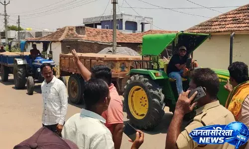 Gambhiraopet ट्रैक्टर मालिकों ने मंडल सेंटर पर माना इसुकु वाहना को ब्लॉक किया Gambhiraopet ट्रैक्टर मालिकों ने मंडल सेंटर पर माना इसुकु वाहना को ब्लॉक किया