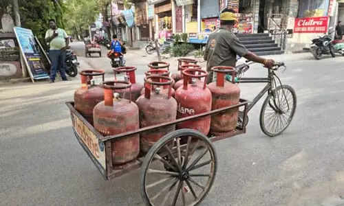सरकार पेट्रोल, डीजल और एलपीजी की कीमतों में अस्थिरता को कम करने के लिए ईंधन मूल्य स्थिरीकरण तंत्र पर कर रही विचार