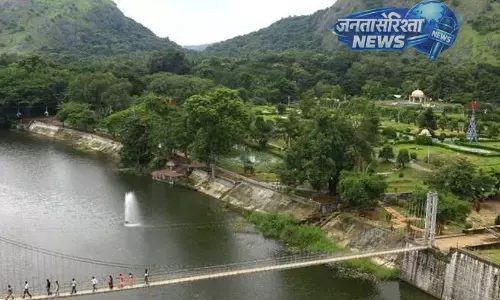 Kerala : मलमपुझा के लोग पीने के पानी के लिए बांध के आसपास जमा हो रहे Kerala : मलमपुझा के लोग पीने के पानी के लिए बांध के आसपास जमा हो रहे