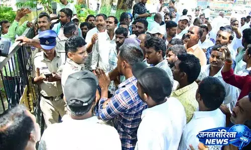 Nizamabad मार्केट यार्ड में हल्दी किसानों का विरोध प्रदर्शन Nizamabad मार्केट यार्ड में हल्दी किसानों का विरोध प्रदर्शन