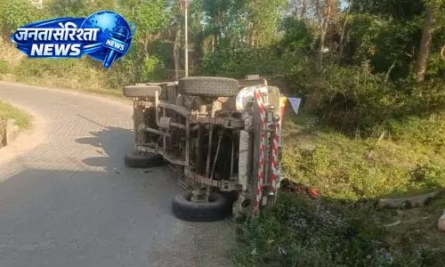 Kangra में सड़क हादसा, पिकअप पलटी Kangra में सड़क हादसा, पिकअप पलटी