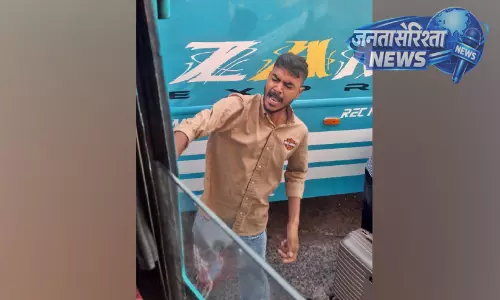 Kerala : पलायम स्टैंड पर प्राइवेट बस कर्मचारियों के बीच बहस Kerala : पलायम स्टैंड पर प्राइवेट बस कर्मचारियों के बीच बहस