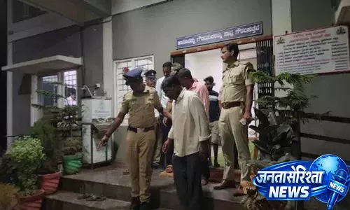 Karnataka में ससुराल वालों ने कथित तौर पर भागकर शादी करने के लिए महिला को ज़हर देकर जला दिया Karnataka में ससुराल वालों ने कथित तौर पर भागकर शादी करने के लिए महिला को ज़हर देकर जला दिया