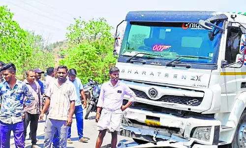 Karnataka ; टिपर लॉरी और कार की टक्कर में 3 की मौत