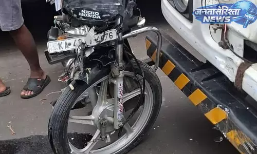 Karnataka : लॉरी और बाइक के बीच एक्सीडेंट, तीन की मौत