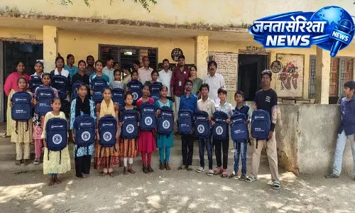 यूथ फॉर सर्विस के तत्वावधान में school kits का वितरण यूथ फॉर सर्विस के तत्वावधान में school kits का वितरण