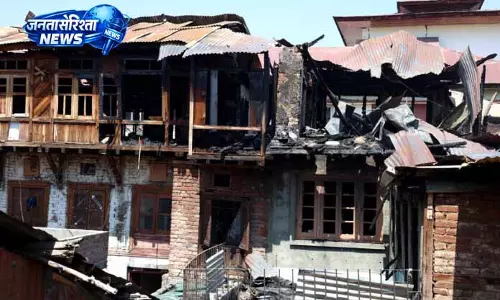 Kashmir: भीषण आग से 8 घरों को हुआ भारी नुकसान Kashmir: भीषण आग से 8 घरों को हुआ भारी नुकसान
