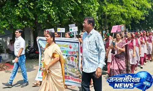 पलवंचा में DEO नागलक्ष्मी द्वारा सड़क सुरक्षा रैली का आयोजन पलवंचा में DEO नागलक्ष्मी द्वारा सड़क सुरक्षा रैली का आयोजन