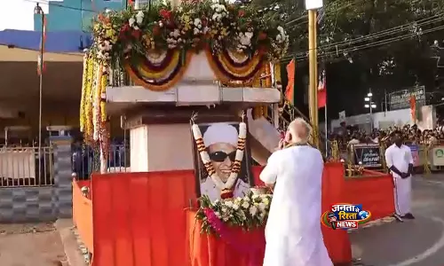 TN: पीएम मोदी ने कन्नियाकुमारी रोड शो के दौरान पूर्व मुख्यमंत्रियों एमजीआर, अन्नादुराई को श्रद्धांजलि दी TN: पीएम मोदी ने कन्नियाकुमारी रोड शो के दौरान पूर्व मुख्यमंत्रियों एमजीआर, अन्नादुराई को श्रद्धांजलि दी