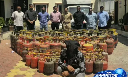 पुणे की दुकान पर छापा, 103 Black Market गैस सिलेंडर जब्त
