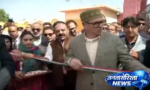 J&K के सीएम उमर अब्दुल्ला ने प्रदर्शनी के उद्घाटन पर तिरंगा रिबन काटने से मना कर दिया J&K के सीएम उमर अब्दुल्ला ने प्रदर्शनी के उद्घाटन पर तिरंगा रिबन काटने से मना कर दिया