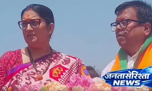 कार्यक्रम देर से शुरू हुआ, स्मृति Chunchura की रैली में शामिल नहीं हो सकीं कार्यक्रम देर से शुरू हुआ, स्मृति Chunchura की रैली में शामिल नहीं हो सकीं