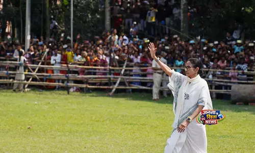 Mamata Banerjee ने बंगाल में चुनाव आयोग के चुनिंदा रवैये पर उठाए सवाल