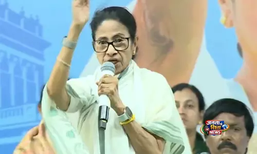 Mamata Banerjee का आरोप: वाहन जांच को लेकर विवाद Mamata Banerjee का आरोप: वाहन जांच को लेकर विवाद