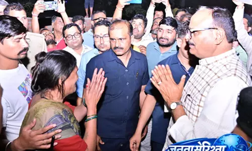लखनऊ में भीषण आग से झोपड़ियां खाक, उपमुख्यमंत्री ने जांच के दिए आदेश लखनऊ में भीषण आग से झोपड़ियां खाक, उपमुख्यमंत्री ने जांच के दिए आदेश