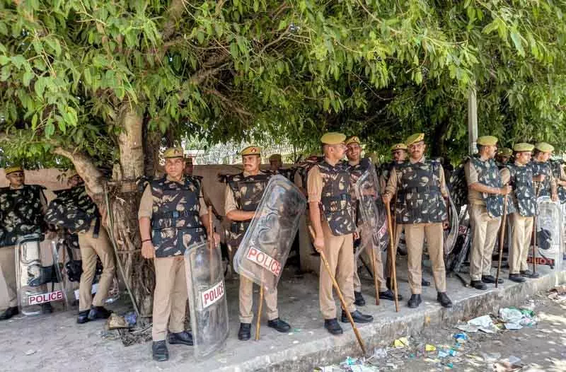 Noida में विरोध प्रदर्शन के दौरान 300 से ज़्यादा लोग गिरफ़्तार, 7 FIR दर्ज Noida में विरोध प्रदर्शन के दौरान 300 से ज़्यादा लोग गिरफ़्तार, 7 FIR दर्ज