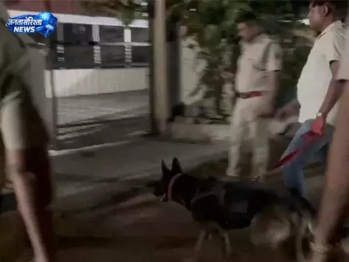 कांग्रेस नेता के घर पुलिस की रेड, मस्तूरी गोलीकांड में चल रहा फरार कांग्रेस नेता के घर पुलिस की रेड, मस्तूरी गोलीकांड में चल रहा फरार