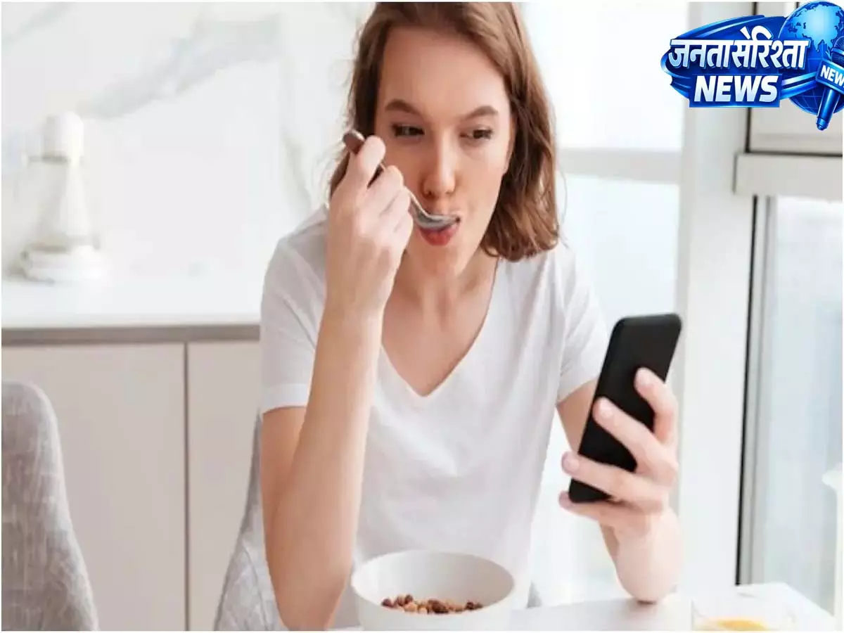 ज़्यादा मोबाइल फ़ोन इस्तेमाल: सिर्फ़ आँखों और नींद तक सीमित नहीं, सेहत पर और भी कई असर ज़्यादा मोबाइल फ़ोन इस्तेमाल: सिर्फ़ आँखों और नींद तक सीमित नहीं, सेहत पर और भी कई असर